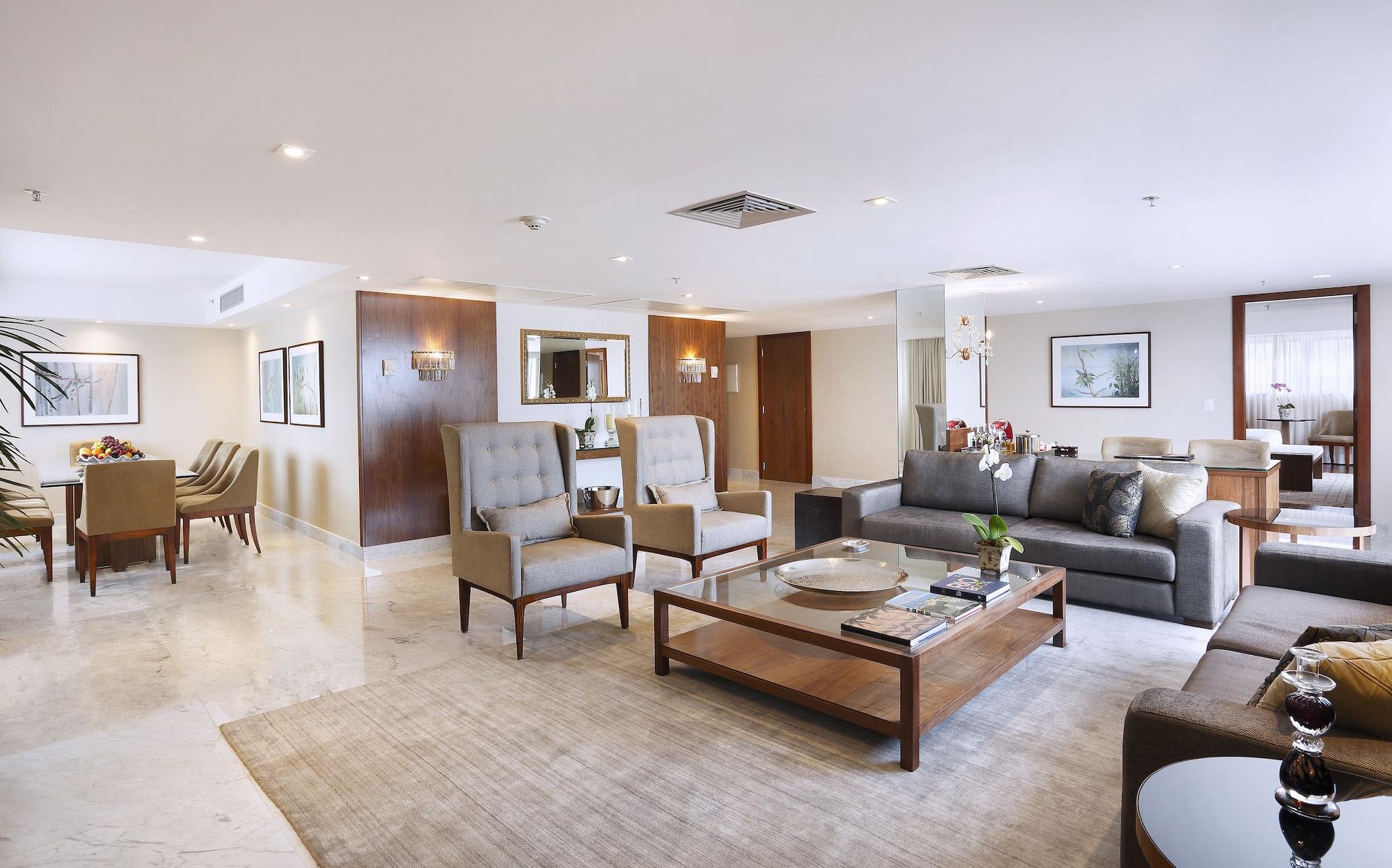 Windsor Marapendi Hotel Рио де Жанейро Екстериор снимка A living room in a suite at the Four Seasons Hotel, London