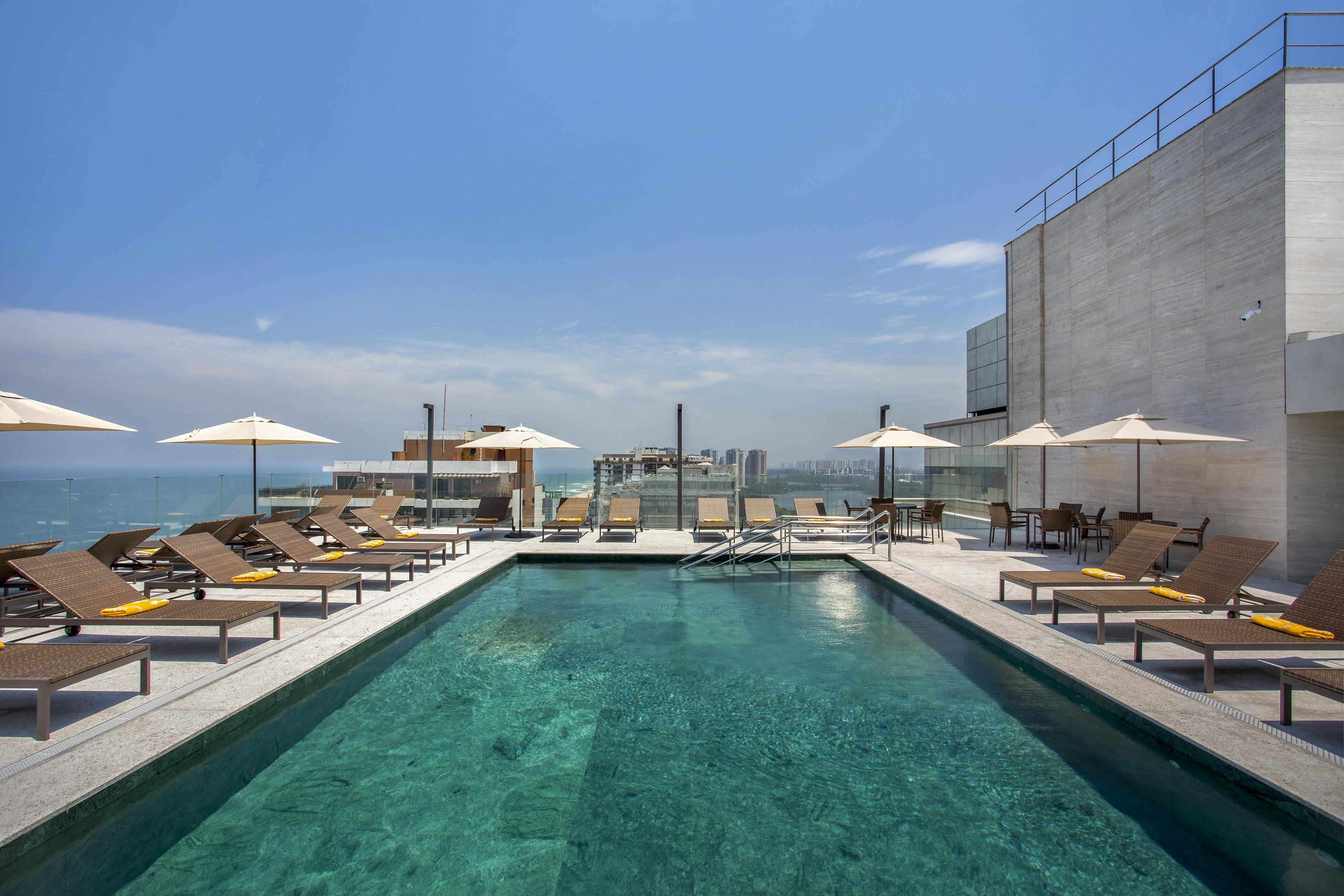 Windsor Marapendi Hotel Рио де Жанейро Екстериор снимка The rooftop pool at the hotel